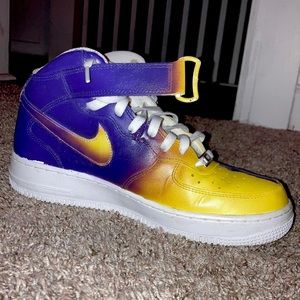 Nike shoes Lakers colors.